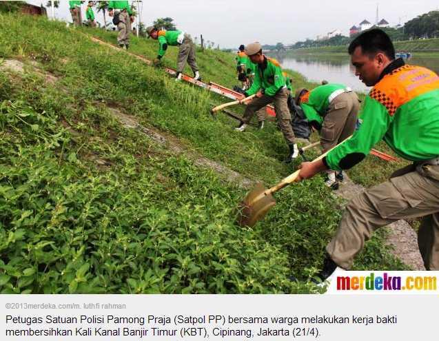 Satpol PP bersih-bersih Kanal Banjir Timur