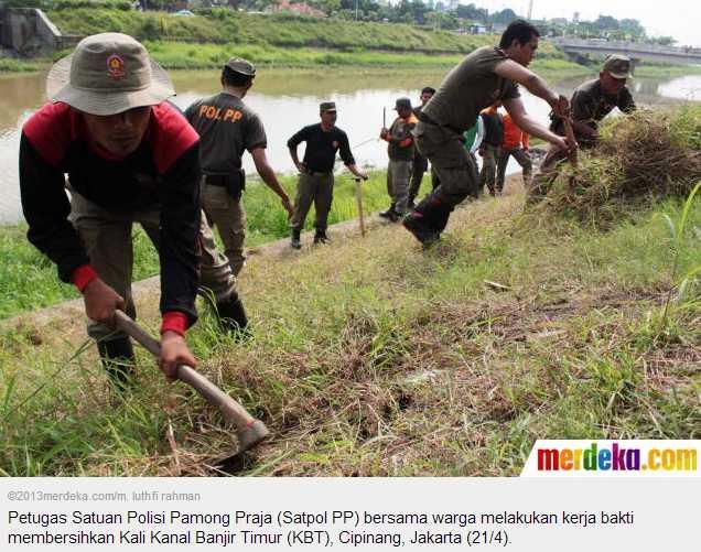 Satpol PP bersih-bersih Kanal Banjir Timur