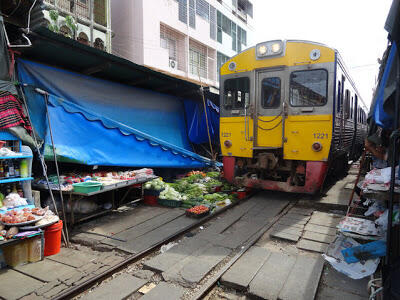 Pasar Paling Unik dan Menegangkan ( di Tengah Rel Kereta Api )