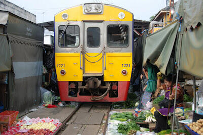 Pasar Paling Unik dan Menegangkan ( di Tengah Rel Kereta Api )