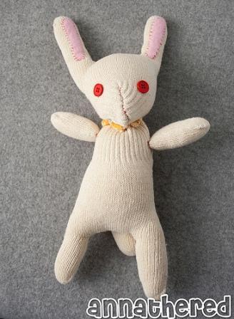 Punya sarung tangan bekas? bikin boneka aja :3