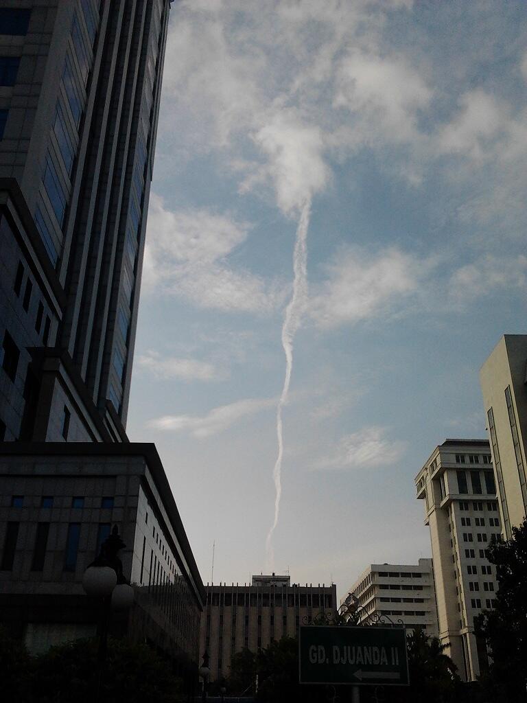 Penampakan Awan Vertikal di Jakarta Pusat