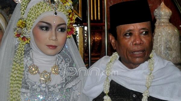 Kyai 9 istri Nikahi ABG 18 Tahun (Eyang Subur lewat gan...)