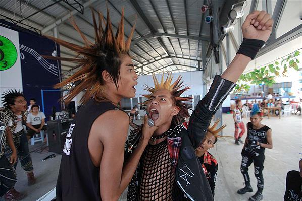 Foto-Foto ANAK PUNK di Myanmar...Ternyata SAMA ama ANAK PUNK di Indonesia ya..!!!