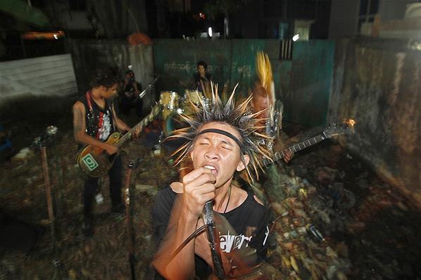 Foto-Foto ANAK PUNK di Myanmar...Ternyata SAMA ama ANAK PUNK di Indonesia ya..!!!