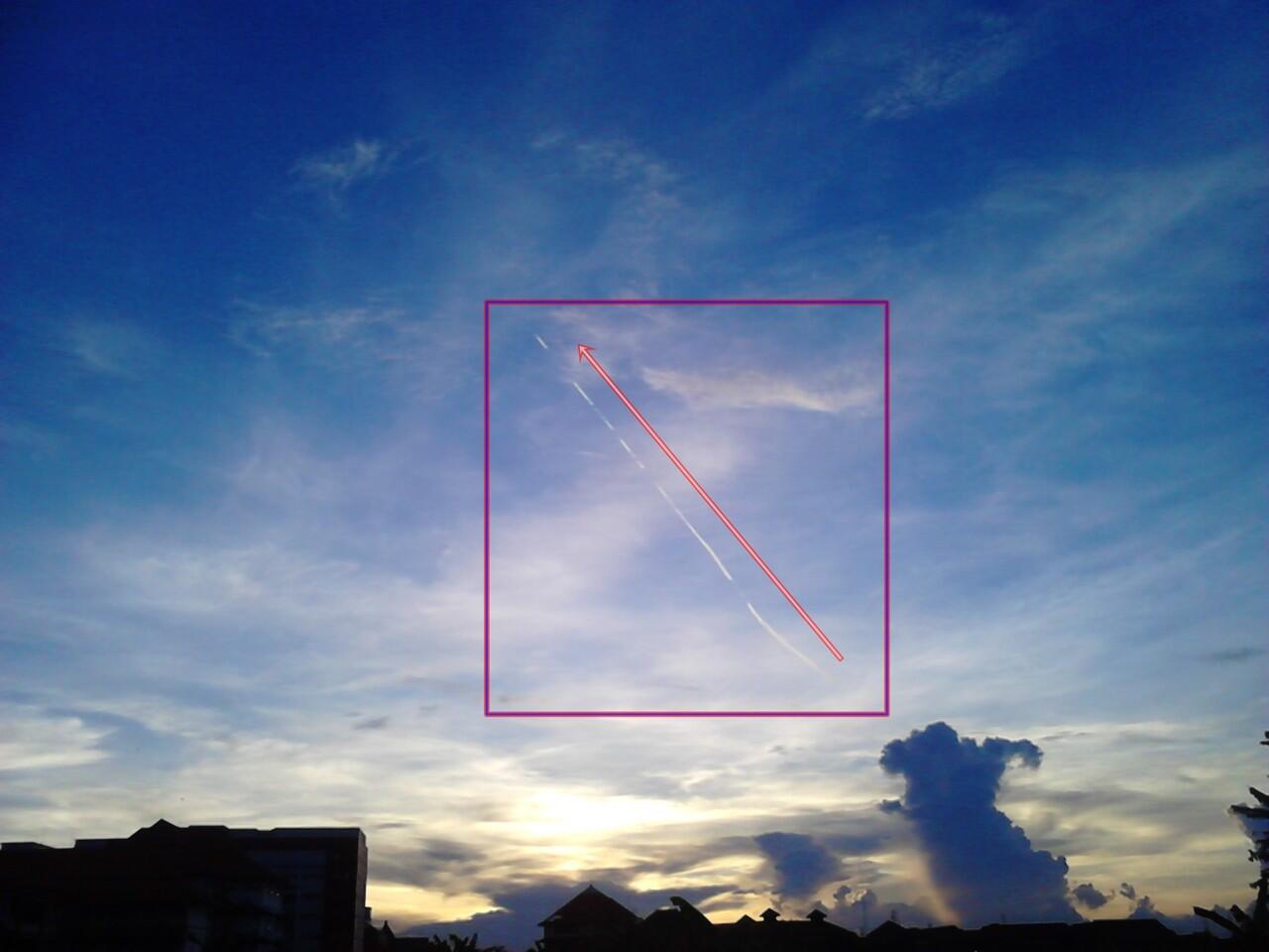 Ada yang aneh di langit Surabaya sore ini gan! Ada yang tau?