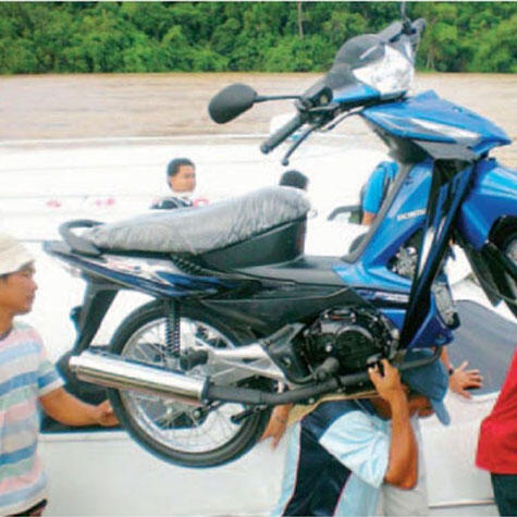 Zaman terbalik, sekarang motor naik orang