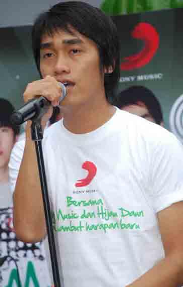 Ternyata Gelandang MU Ada Yg Pernah Jadi Vokalis Band Di Indonesia Gan