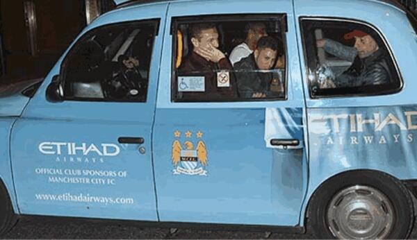 Pemain MU Rayakan Gelar Juara Naik Taxi MC