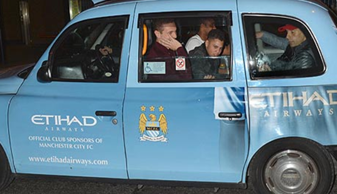Pemain MU Rayakan Gelar Juara Naik Taksi ManCity