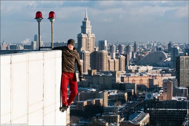 Foto-Foto Aksi Berbahaya Daredevil Ukraina Yang Memompa Adrenalin