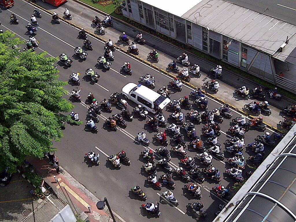 Rombongan Pengantar Ustad 'UJE' baru lewat depan kantor ane.. 