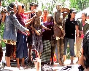 Ritual Aneh Suku Toraja Membersihkan Jenazah &#91;Serem Tapi Aneh Gan&#93;