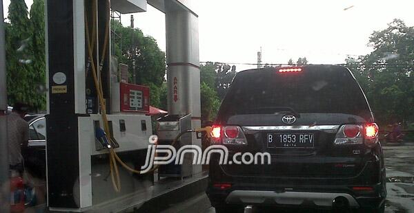 Mobil Pejabat Tinggi Tertangkap Kamera Mengisi BBM Subsidi 