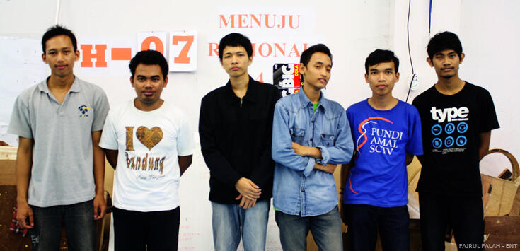 PENS Borong Juara Lomba Kontes Robot Indonesia 2013 Regional IV