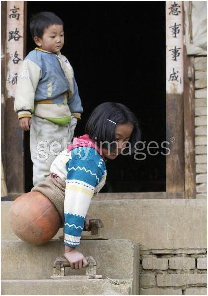 gadis dengan kaki bola basket..WOOWWW.....
