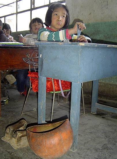 gadis dengan kaki bola basket..WOOWWW.....