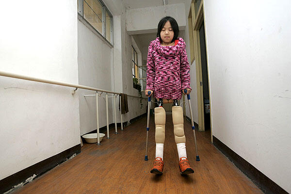 gadis dengan kaki bola basket..WOOWWW.....