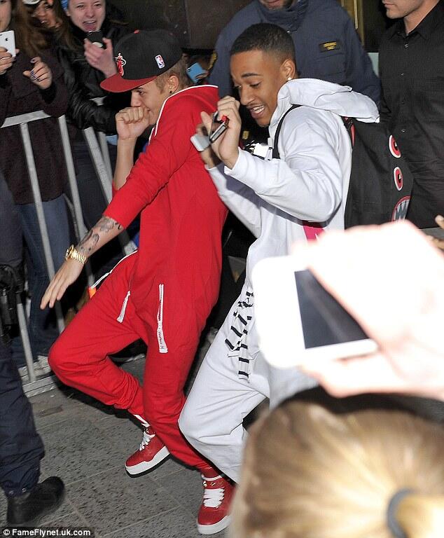Justin Bieber Berlagak Santun dengan penggemar setelah Kepergok Simpan Narkoba di Bus