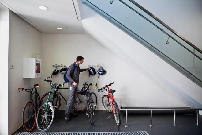 Ribuan Karyawan Google Bersepeda ke Kantor Dengan Penuh Keceriaan
