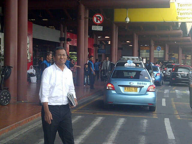 Siap siap digembok parkir sembarangan di Bandara Soekarno Hatta
