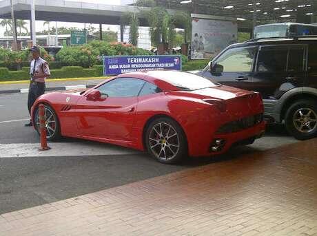 Wah, Ferrari Ini Parkir Liar di Bandara Cengkareng