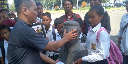 {7 Tahun Lumpur Lapindo} Pelajar Korban Lapindo Serahkan Patung Lumpur SBY ke Istana