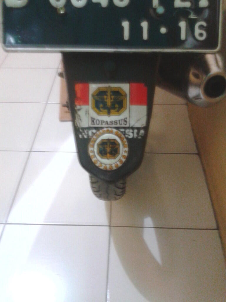 &#91;ISENG&#93; APA TEMPELAN ATAU STIKER DI SLEBOR BELAKANG MOTOR AGAN ??