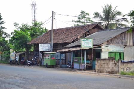 TANAH BERIKUT RUMAH DI JALAN NAROGONG KM 12