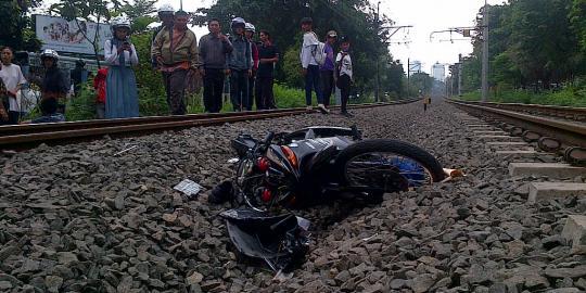 Terobos Perlintasan KA di Laswi Bandung Dua Pemuda Tewas