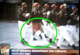 Ngakak, Celana Melorot saat lomba baris - pic dan video