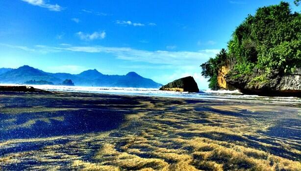 Waah, Pantai ini Bernasib Malang