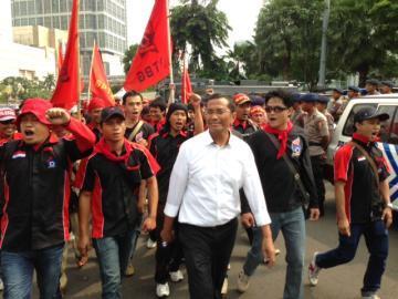 Ini Aksi Dahlan Iskan Saat Ikut Demo Buruh di Bundaran HI