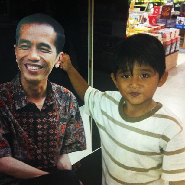 PARAH GAN, JOKOWI DI LECIHIN AMA ANAK KECIL 