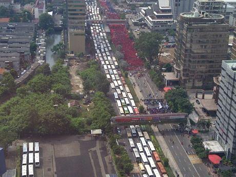 (sudirman lumpuh) Bus Buruh Susuri Sudirman-Thamrin, Memanjang 4 Km 