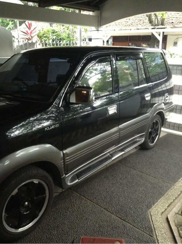 Toyota Kijang krista MT 2004 bensin, muluuuussssss....