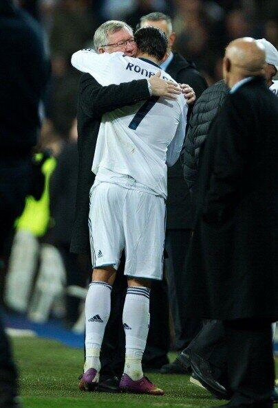 Chicharito Jadi Tumbal Kembalinya CR7 ke Old Trafford?