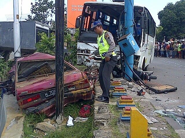 KECELAKAAN PARAH DI SEMARANG KRN REM BUS BLONG 