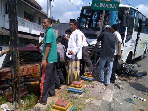 &#91;Breaking News&#93; Tabrakan Maut Terjadi Di Semarang, diperkirakan 10 orang meninggal