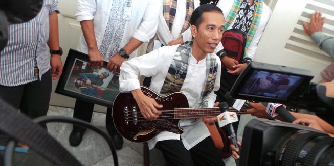 Jokowi Pamerkan Bas dari Metallica