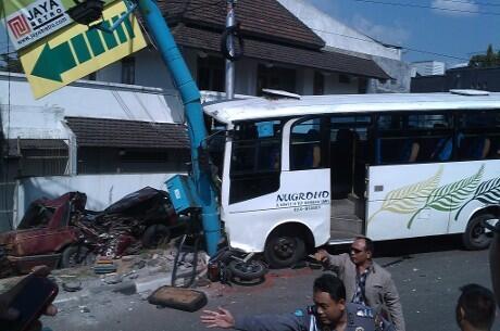 KECELAKAAN PARAH DI SEMARANG KRN REM BUS BLONG 