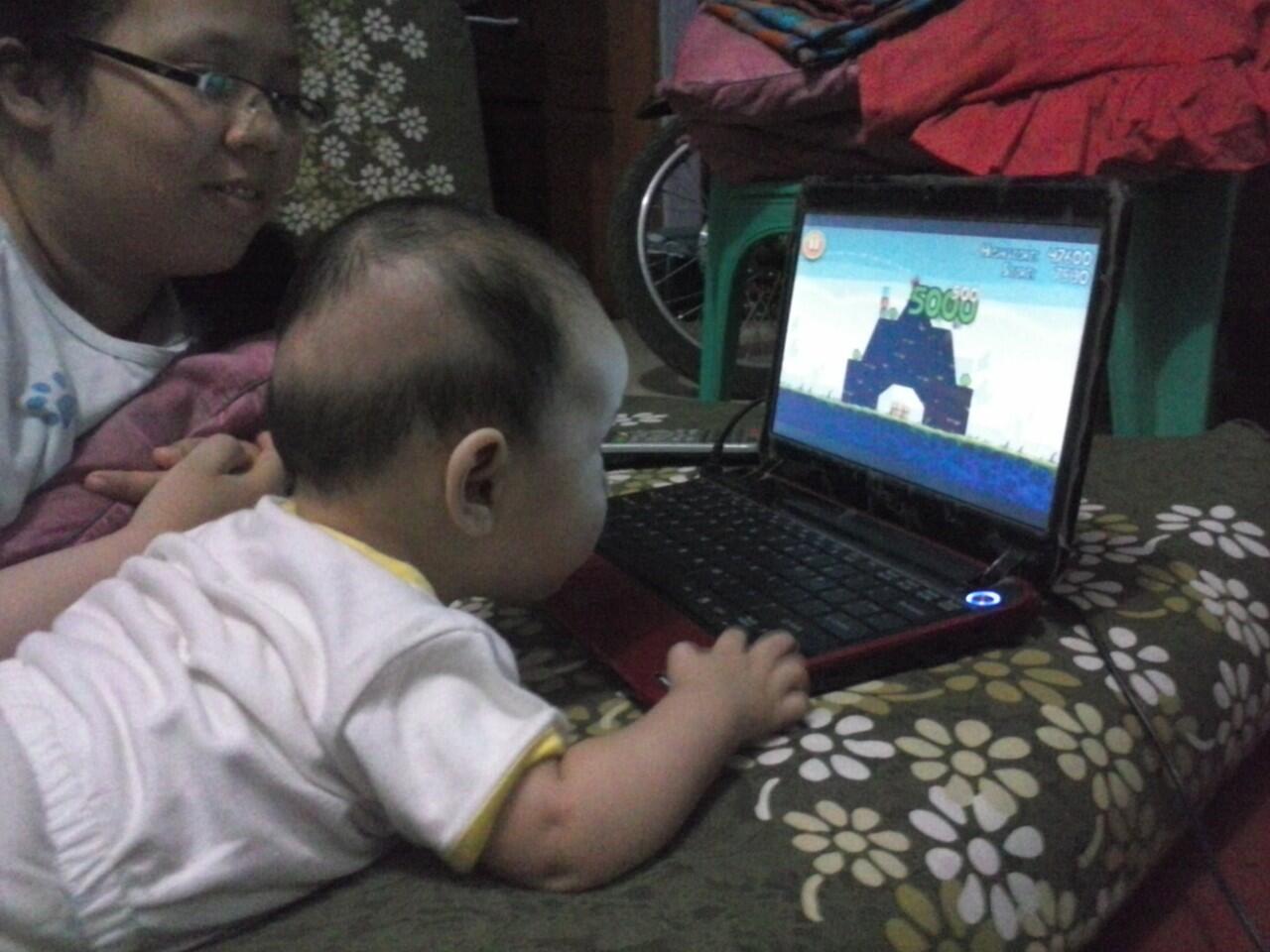 Anak 5 Bulan Maen Laptop.....(calon kaskuser termuda), Share foto lucu bayi agan juga