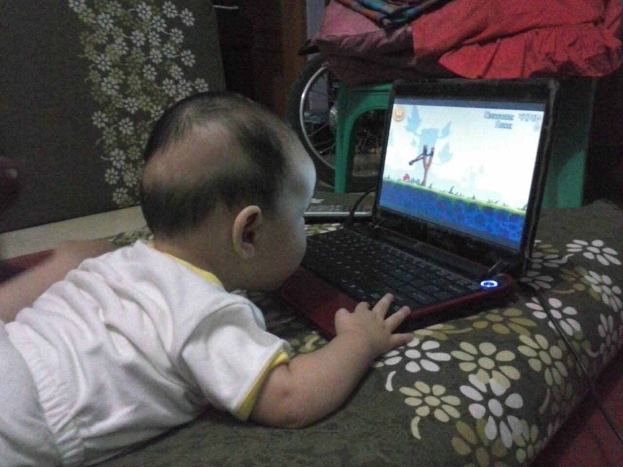 Anak 5 Bulan Maen Laptop.....(calon kaskuser termuda), Share foto lucu bayi agan juga