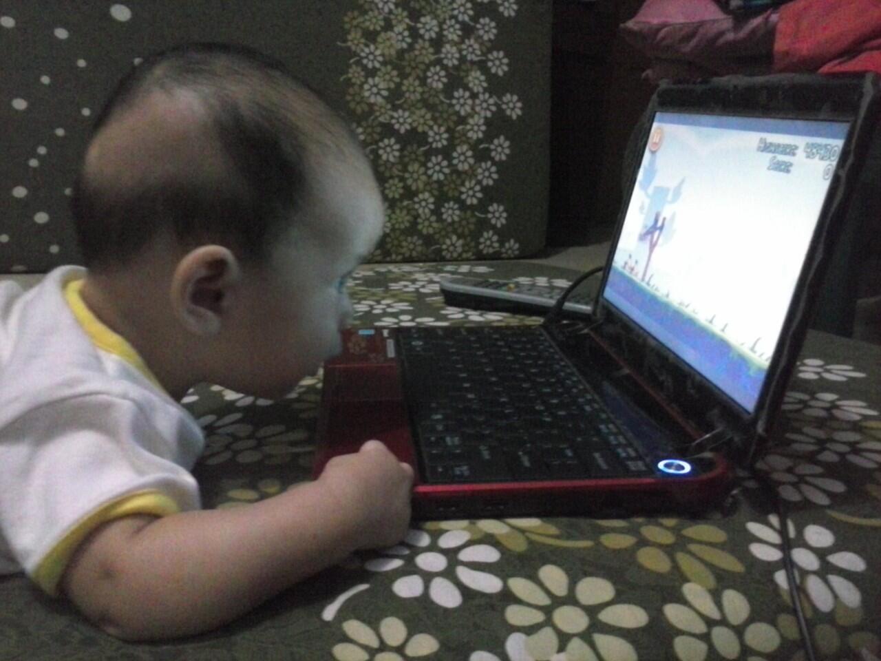 Anak 5 Bulan Maen Laptop.....(calon kaskuser termuda), Share foto lucu bayi agan juga
