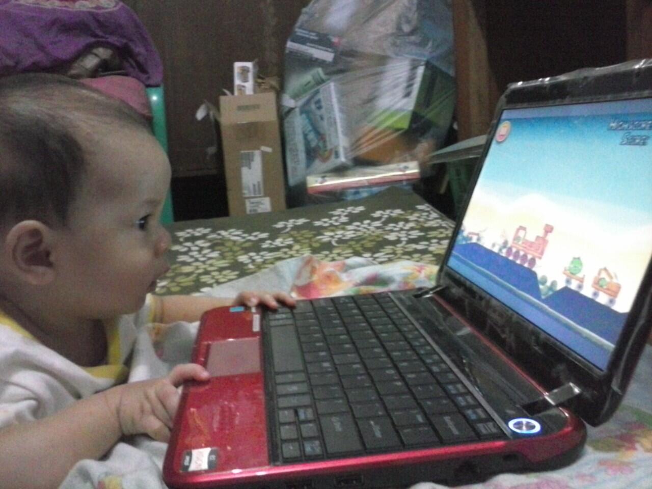 Anak 5 Bulan Maen Laptop.....(calon kaskuser termuda), Share foto lucu bayi agan juga