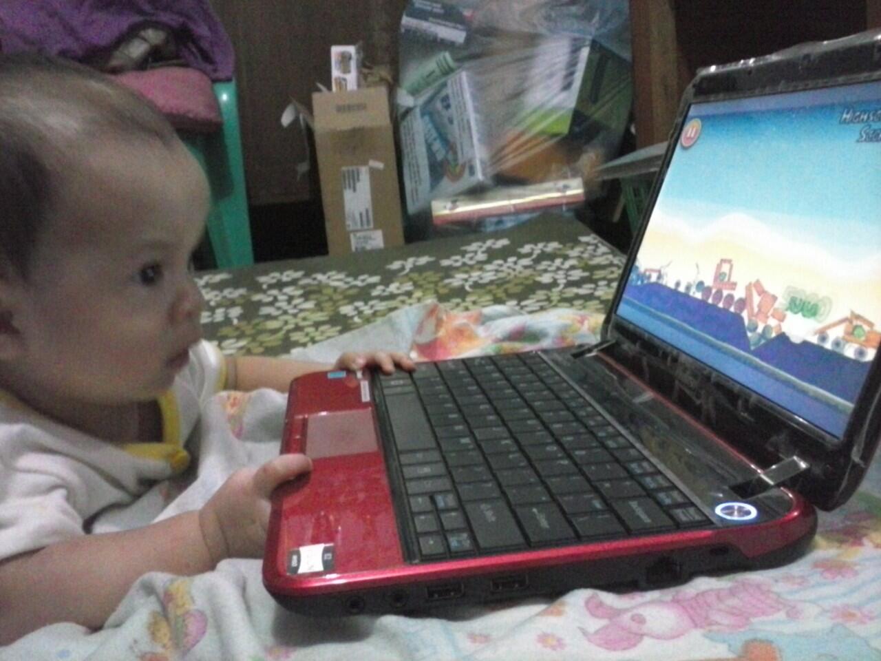 Anak 5 Bulan Maen Laptop.....(calon kaskuser termuda), Share foto lucu bayi agan juga