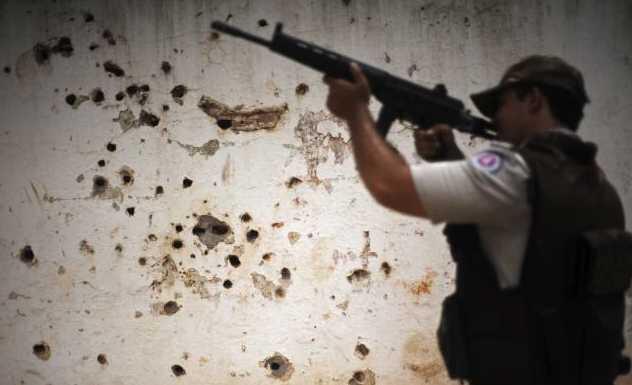 PIC Pertempuran sengit gangster narkoba melawan polisi