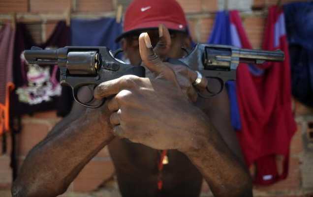 PIC Pertempuran sengit gangster narkoba melawan polisi