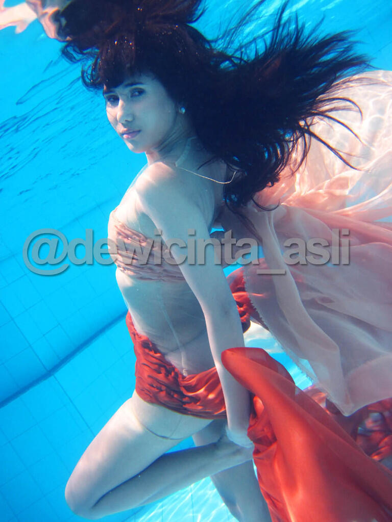 Love Goddes a.k.a Dewi Cinta lagi basah-basahan di kolam renang (Full Pic)