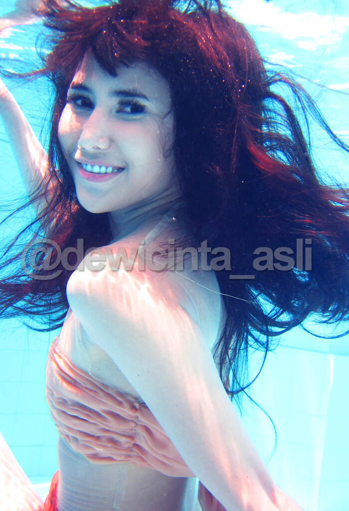 Love Goddes a.k.a Dewi Cinta lagi basah-basahan di kolam renang (Full Pic)